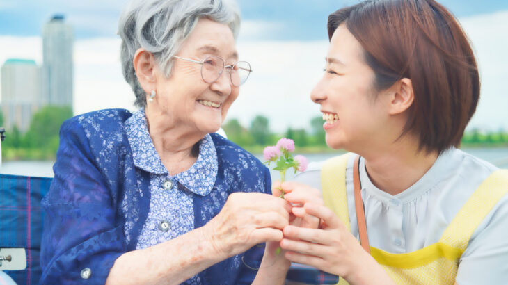 介護の「生産性」をダッシュボードで測る時代——数字にならない「そばにいる時間」をどう守るか