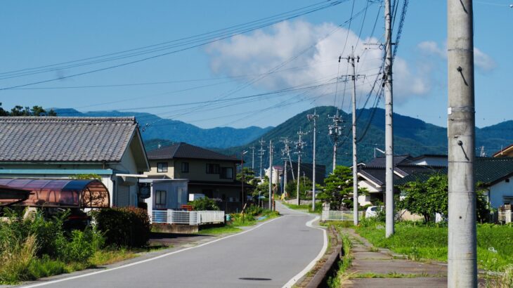 電柱が1本消えると、歩道が30cm広がる——「第3次無電柱化推進計画」を車いすユーザーの目線で読み解く