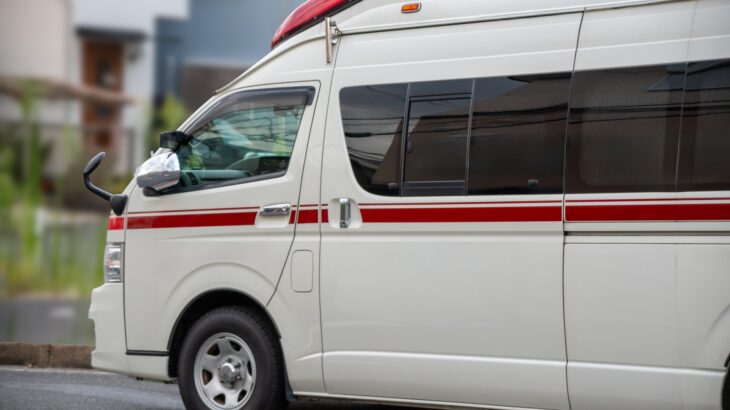 救急車が1,100台増えても、届かない「助けて」がある——英国の記録的配備から考える、日本の精神科救急の隙間